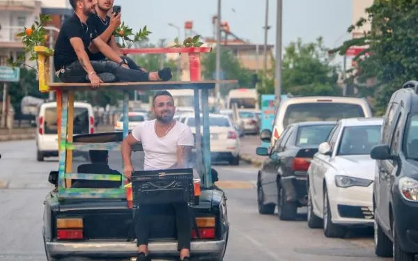 Otomobile ‘teras’ yapıp, bagajında mangal yaktı