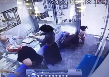 (Özel) Annesi̇ Altın Beğeni̇rken Çocuğu Yüzük Tablasını Çaldı