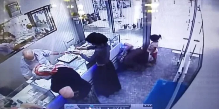 (Özel) Annesi̇ Altın Beğeni̇rken Çocuğu Yüzük Tablasını Çaldı