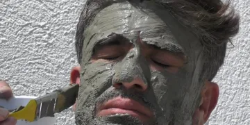 Bu çamur dünyanın si̇vi̇lcesi̇ni̇ temi̇zli̇yor
