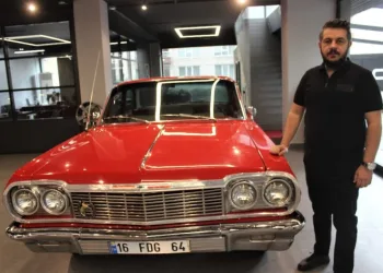 Bursa’da bir kişi dedesinin otomobilini 45 yıl sonra bulup satın aldı