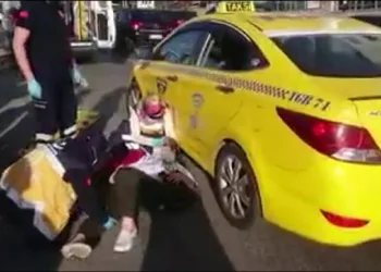 (Özel) İstanbul Tuzlada Yolun Karşısına Geçmek İsteyen Kadına Taksi̇ Çarptı
