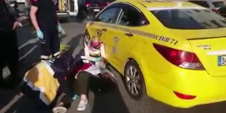 (Özel) İstanbul Tuzlada Yolun Karşısına Geçmek İsteyen Kadına Taksi̇ Çarptı
