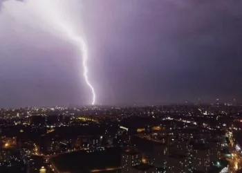 İstanbul’da geceyi aydınlatan şimşekler havadan görüntülendi