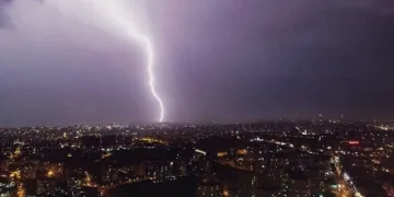 İstanbul’da geceyi aydınlatan şimşekler havadan görüntülendi