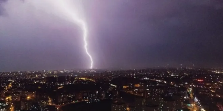 İstanbul’da geceyi aydınlatan şimşekler havadan görüntülendi