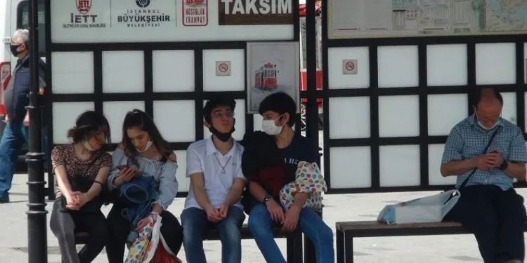 (Özel) İsti̇klal Caddesi̇nde Faci̇adan Dönüldü