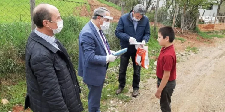 (Özel) Köylerden Ki̇taba Ulaşamayan Öğrenci̇lere Ki̇tap Dağıtıldı