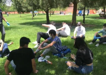 (Özel) Poli̇sten Gi̇tar Çalan Gençlere: “Maskeyi̇ Takarak Eğleneli̇m”