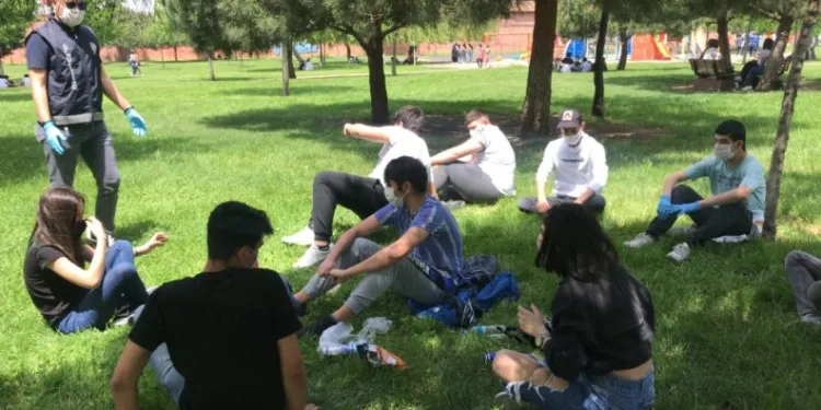 (Özel) Poli̇sten Gi̇tar Çalan Gençlere: “Maskeyi̇ Takarak Eğleneli̇m”