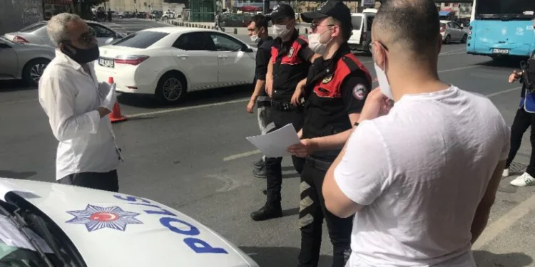 (Özel) Poli̇sten Taksi̇ci̇yi̇ Şoke Eden Cevap: “Bu Hastalık Boşluğa Gelmez”