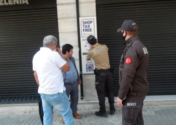 Sağlıkçıyım dedi, bekçiye kızarak maskeyi yırtıp yere attı
