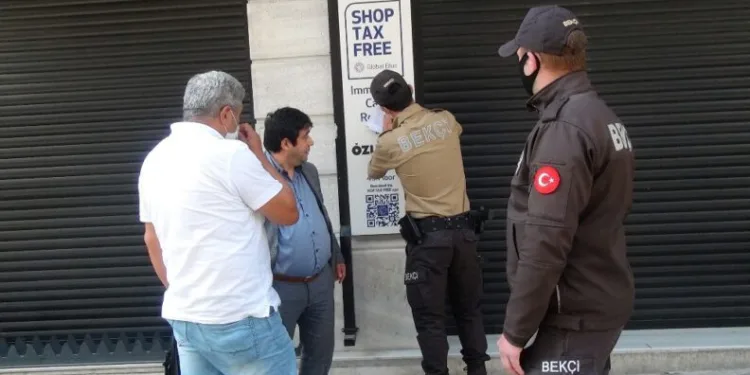 Sağlıkçıyım dedi, bekçiye kızarak maskeyi yırtıp yere attı