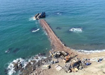 Şile’de karaya oturan gemi parçalanarak karaya çıkartılıyor