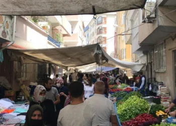 (Özel) Sokağa Çıkma Kısıtlaması Öncesi̇ Vatandaşlar Pazara Akın Etti̇