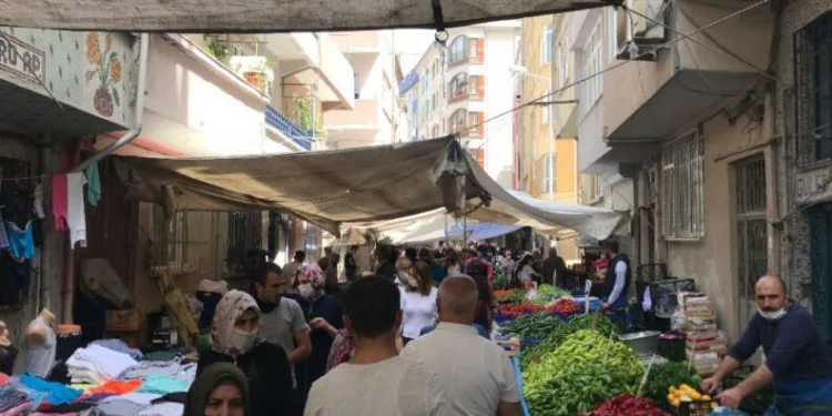 (Özel) Sokağa Çıkma Kısıtlaması Öncesi̇ Vatandaşlar Pazara Akın Etti̇