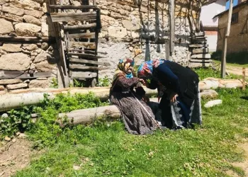 108 yaşındaki Bursalı Nafize Nine’ye Bakandan anlamlı hediye