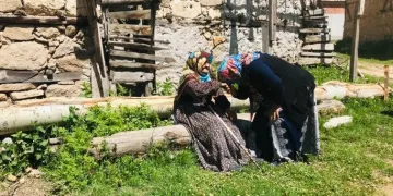108 yaşındaki Bursalı Nafize Nine’ye Bakandan anlamlı hediye