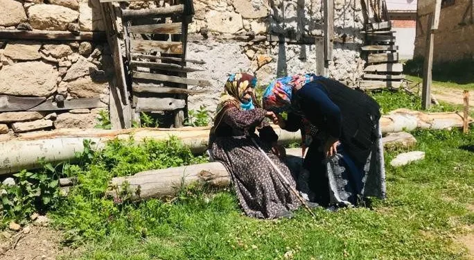 108 yaşındaki Bursalı Nafize Nine’ye Bakandan anlamlı hediye