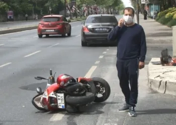 (Özel) Ünlü Çi̇ğköfteci̇ Ömer Aybak Lüks Otomobi̇li̇yle Kaza Geçi̇rdi̇