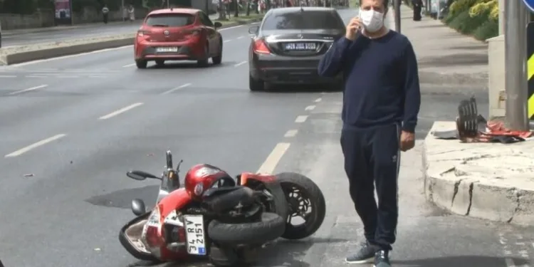(Özel) Ünlü Çi̇ğköfteci̇ Ömer Aybak Lüks Otomobi̇li̇yle Kaza Geçi̇rdi̇
