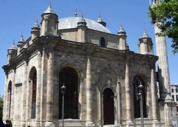 Pencereleri kapılarından büyük tek cami