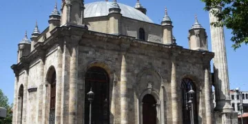 Pencereleri kapılarından büyük tek cami