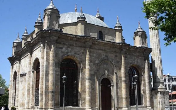 Pencereleri kapılarından büyük tek cami