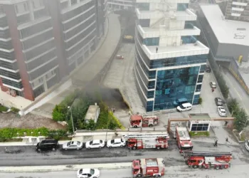 Pendik’te yangın çıkan binadan vatandaşlar anons ile tahliye edildi