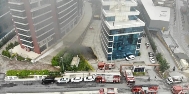 Pendik’te yangın çıkan binadan vatandaşlar anons ile tahliye edildi