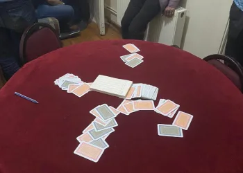 Polis baskınından kaçarken ayağını kırdı