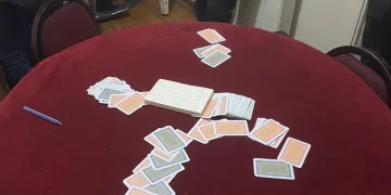 Polis baskınından kaçarken ayağını kırdı