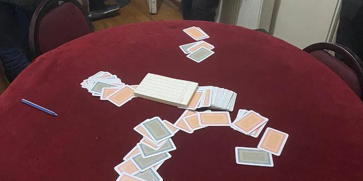 Polis baskınından kaçarken ayağını kırdı