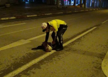 Polis memuruyla köpeğin gülümseten görüntüleri