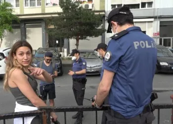 Poli̇si̇n Ceza Kesti̇ği̇ Kadından Gazeteci̇ye Tehdi̇t: “Annem Medya Danışmanı, Seni̇n Peşi̇ni̇ Bırakmayacağım”