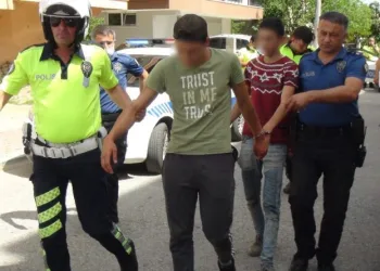 Poli̇si̇n Dur İhtarına Uymadı, Dri̇ft Attığı Aracı Bırakıp Kaçmaya Kalktı