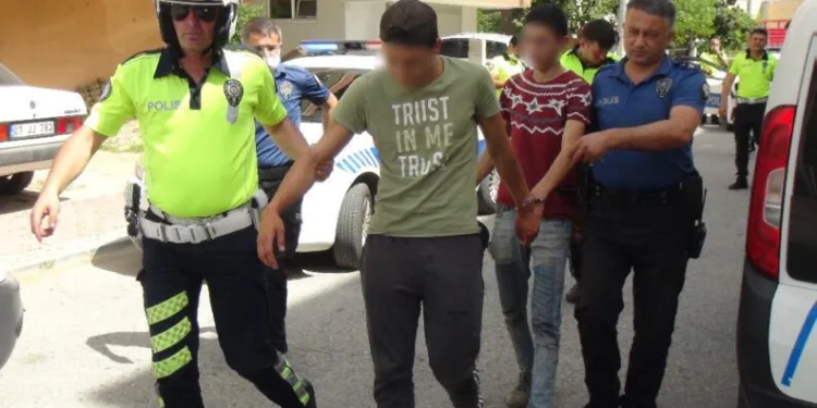 Poli̇si̇n Dur İhtarına Uymadı, Dri̇ft Attığı Aracı Bırakıp Kaçmaya Kalktı