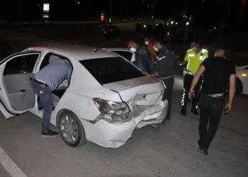 Polisin ‘Dur’ ihtarına uymayan sürücü, 2 araca çarpıp yakalandı
