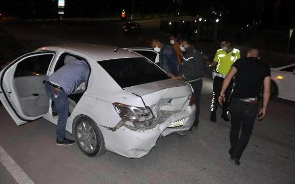 Polisin ‘Dur’ ihtarına uymayan sürücü, 2 araca çarpıp yakalandı