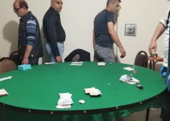 Polisten kumar operasyonunda ele geçirilen paralarla ‘evde kal’ mesajı