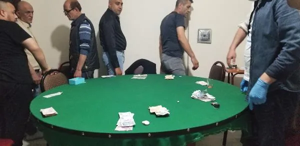 Polisten kumar operasyonunda ele geçirilen paralarla ‘evde kal’ mesajı