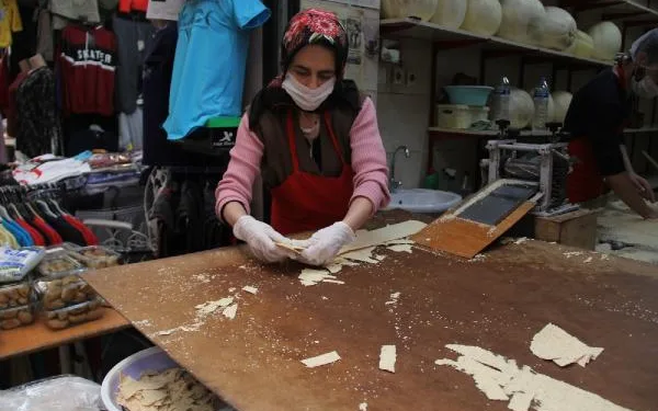 Ramazan ayının vazgeçilmezi ‘küncülü helva’, yoğun ilgi görüyor