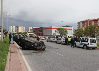 Refüjdeki ağaca çarparak duran araçtaki 3 kişi yaralandı