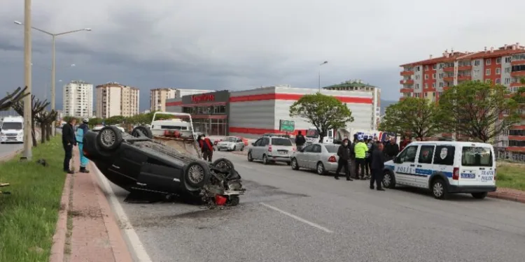 Refüjdeki ağaca çarparak duran araçtaki 3 kişi yaralandı