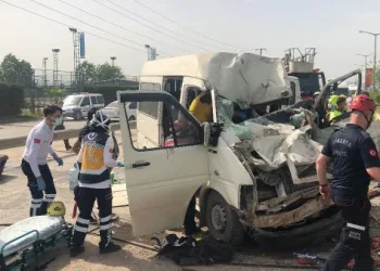 Refüjü aşan kamyonet işçi servisiyle çarpıştı: 5 yaralı