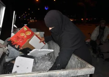 Rejimin saldırılarından kaçmışlardı, çöpten kağıt toplayarak geçimlerini sağlıyorlar