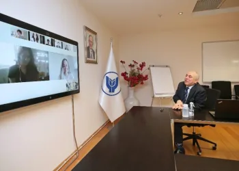 Rektör, Öğrenci̇leri̇ İle Çevri̇mi̇çi̇ Platformda Buluştu