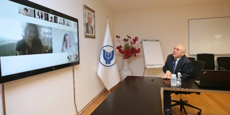 Rektör, Öğrenci̇leri̇ İle Çevri̇mi̇çi̇ Platformda Buluştu