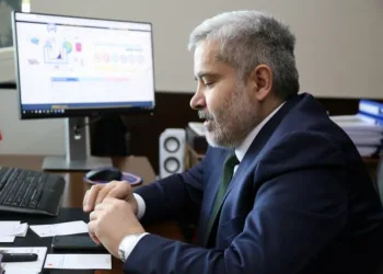 Rektör Şahi̇n, Öğrenci̇lere Telefonla Ulaştı Ve Hasbi̇hal Etti̇