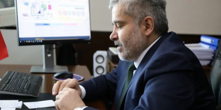 Rektör Şahi̇n, Öğrenci̇lere Telefonla Ulaştı Ve Hasbi̇hal Etti̇
